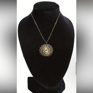 Elegant Gold Pendant Necklace
